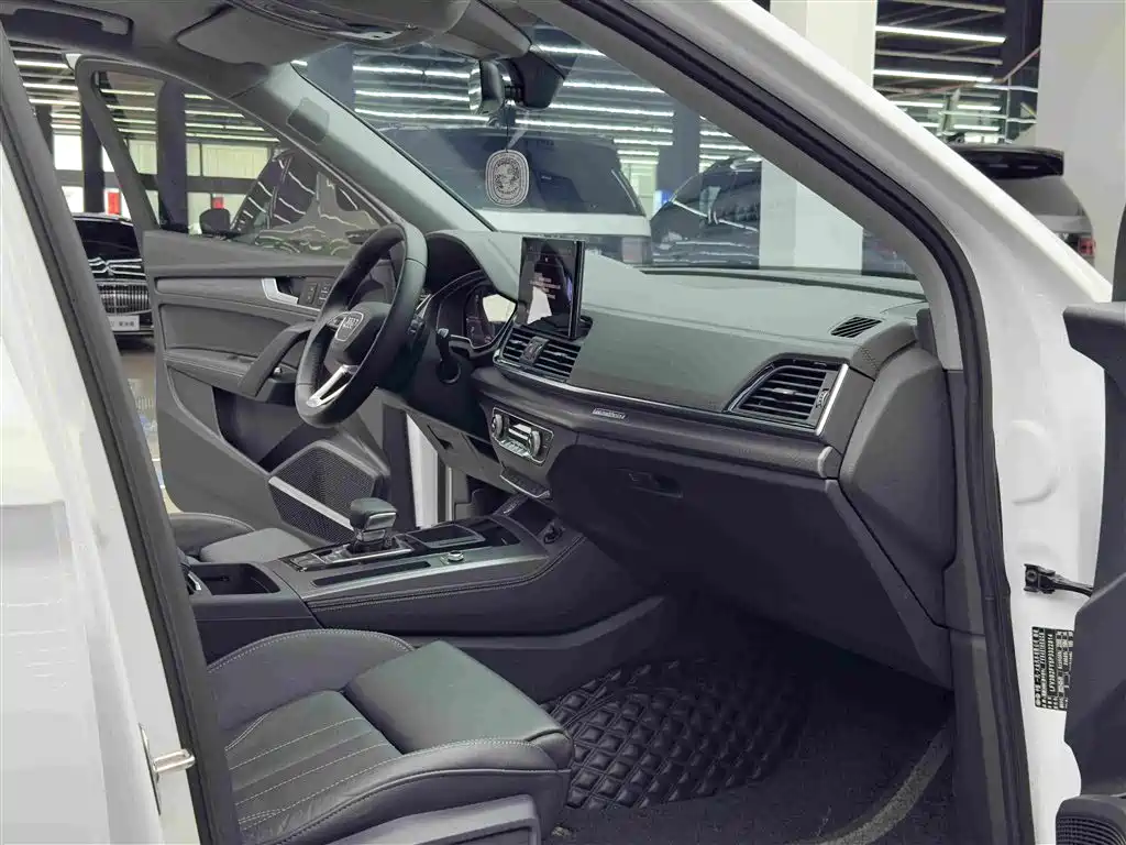 Audi Q5L 2023 — фото 10