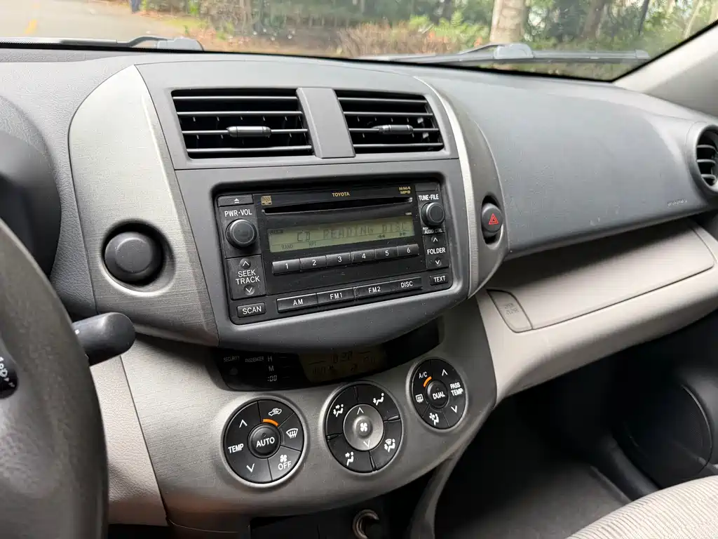 Toyota RAV4 2010 — фото 25
