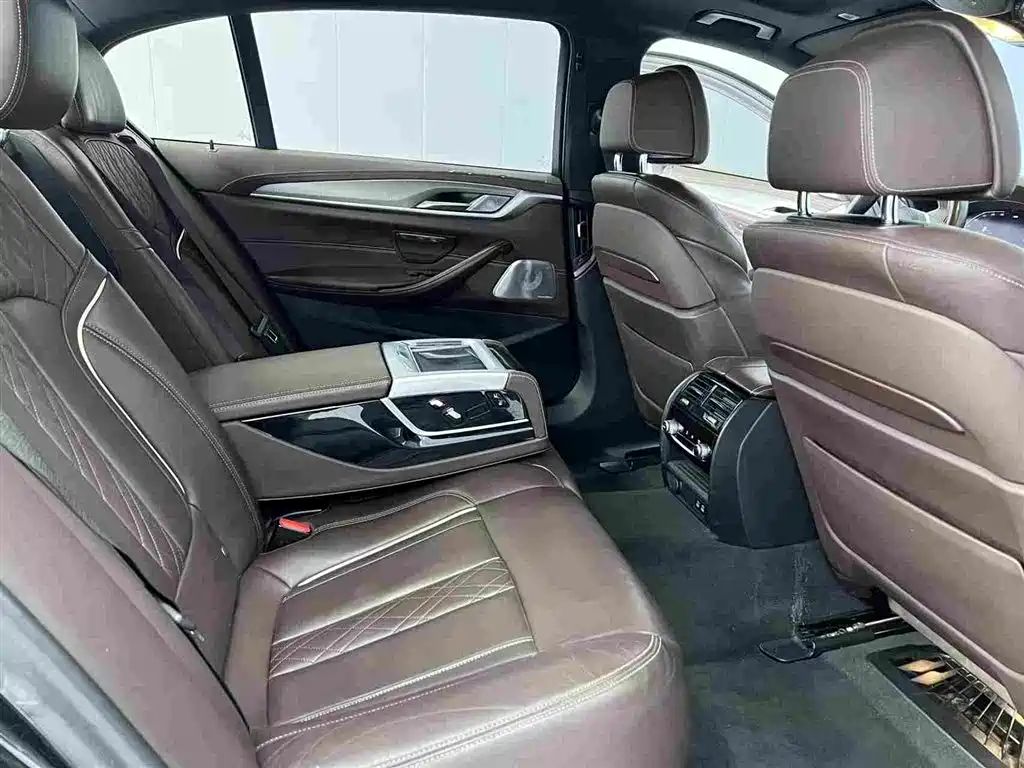 BMW 5 Series 2019 — фото 11