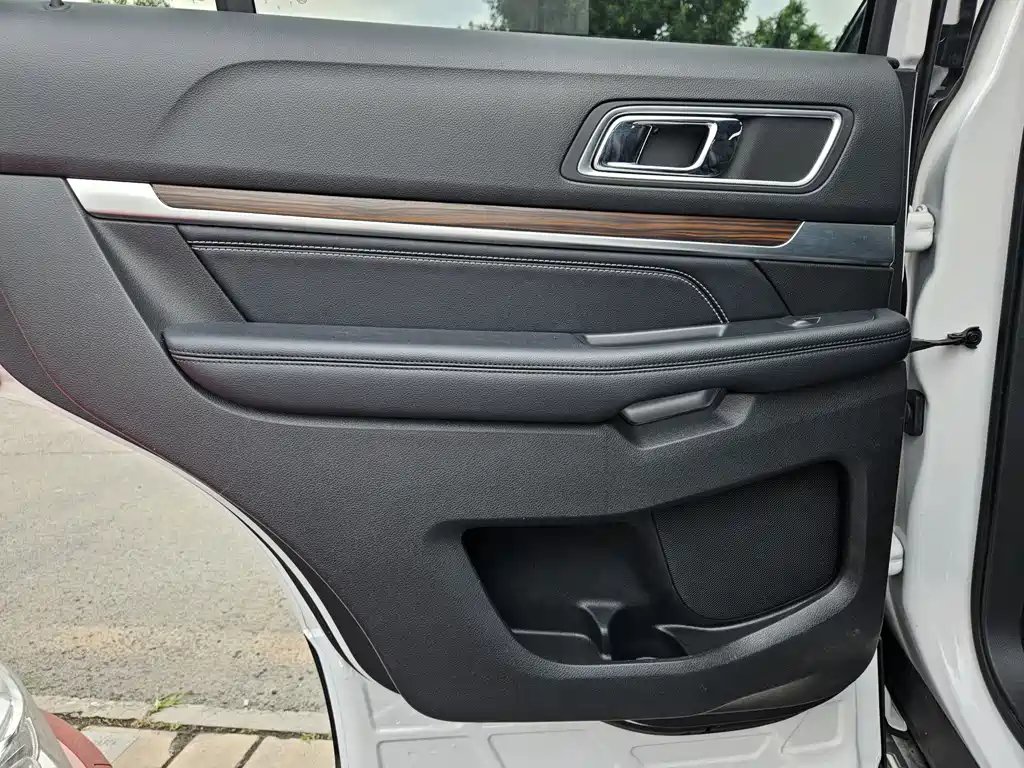 Ford Explorer 2018 — фото 17