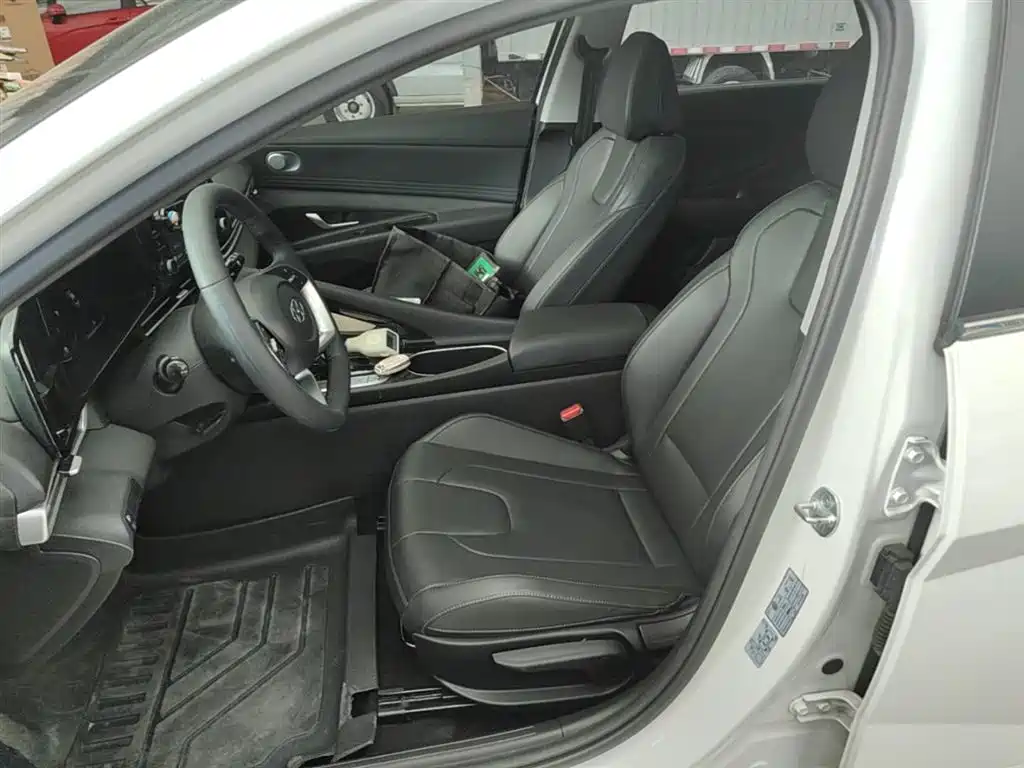 Hyundai Elantra 2023 — фото 15