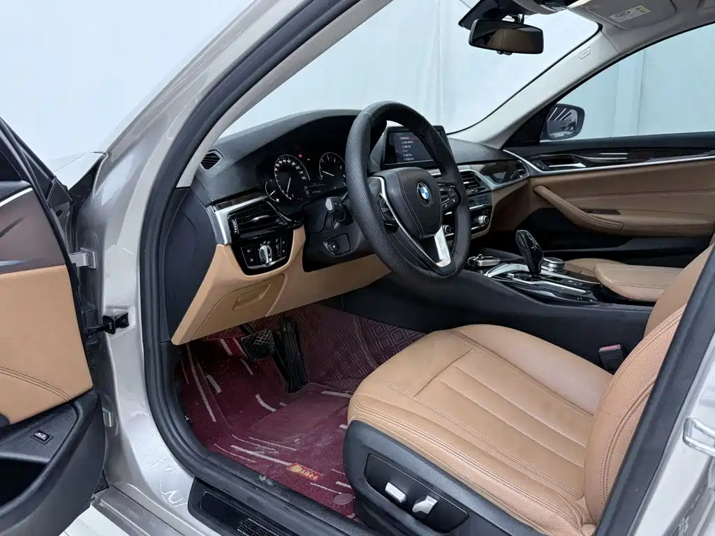BMW 5 Series 2018 — фото 17