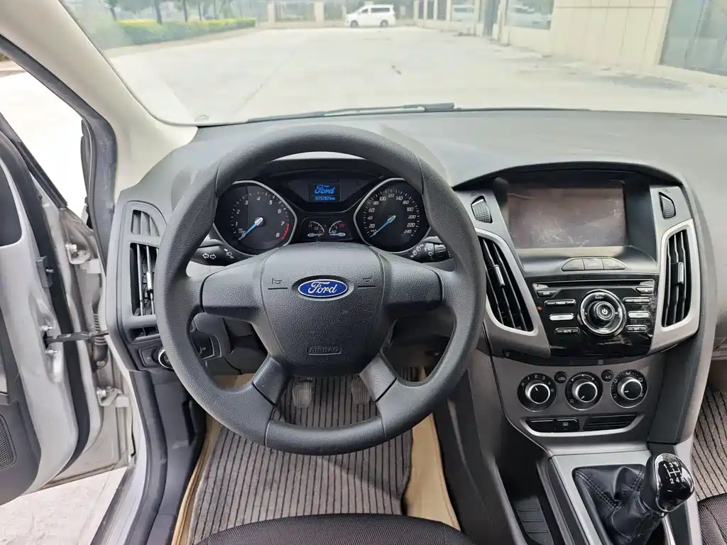 Ford Focus 2014 — фото 12