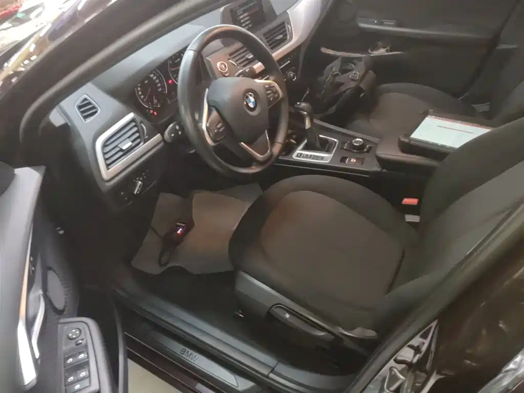 BMW 1 Series 2018 — фото 15