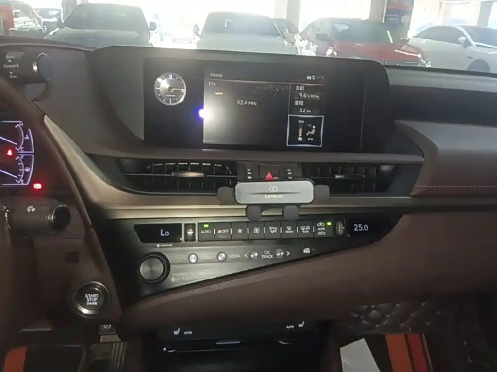 Lexus ES 2020 — фото 13