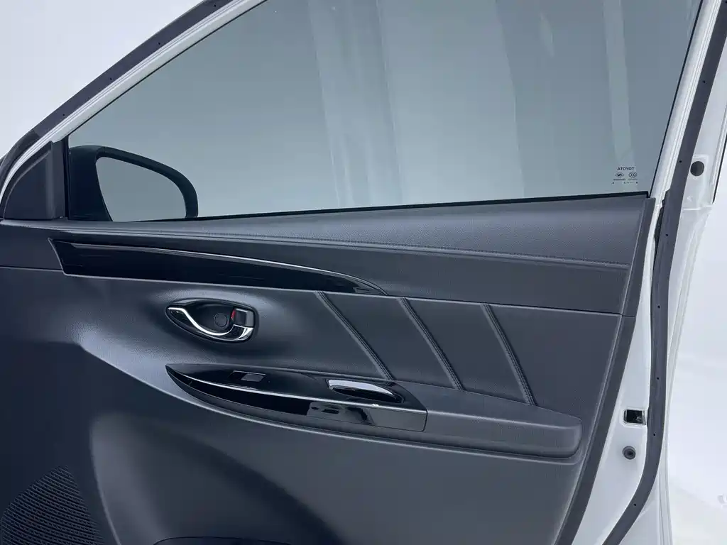 Toyota Yaris L 2023 — фото 18
