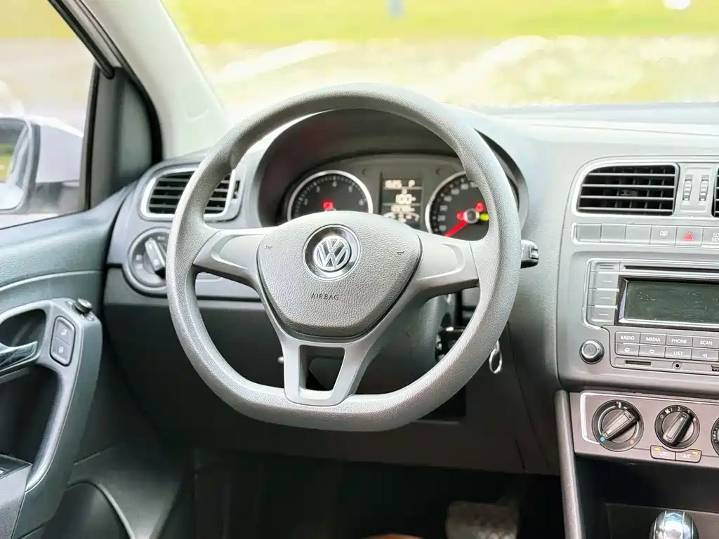 Volkswagen Polo 2015 — фото 11