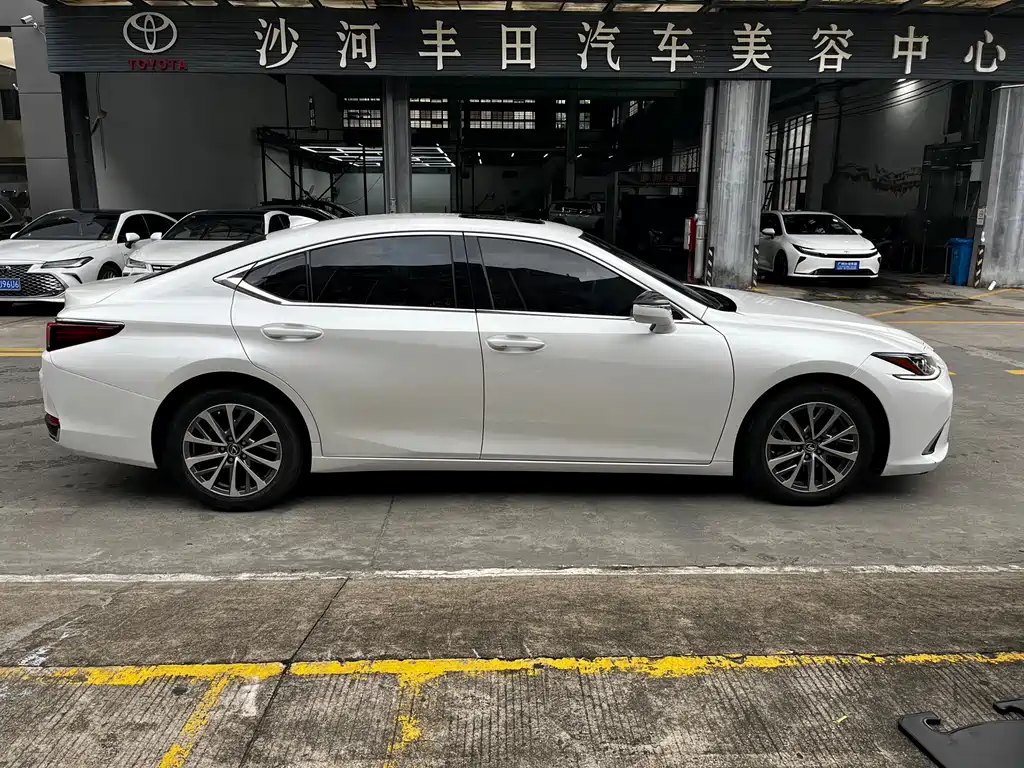 Lexus ES 2023 — фото 12