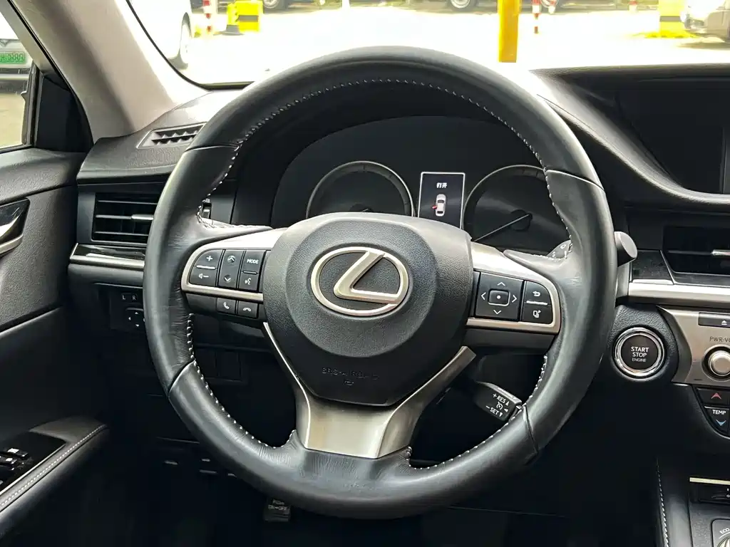 Lexus ES 2017 — фото 11