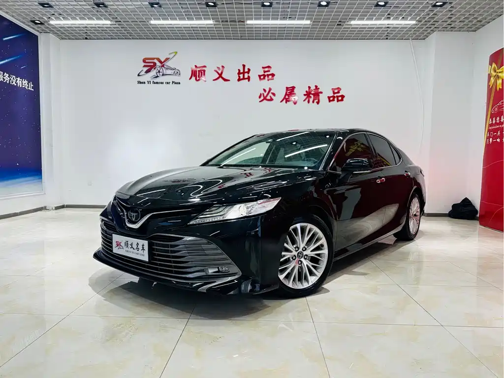 Toyota Camry 2019 — фото 1