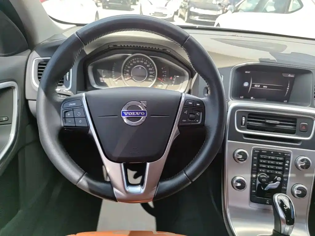 Volvo S60 2018 — фото 11