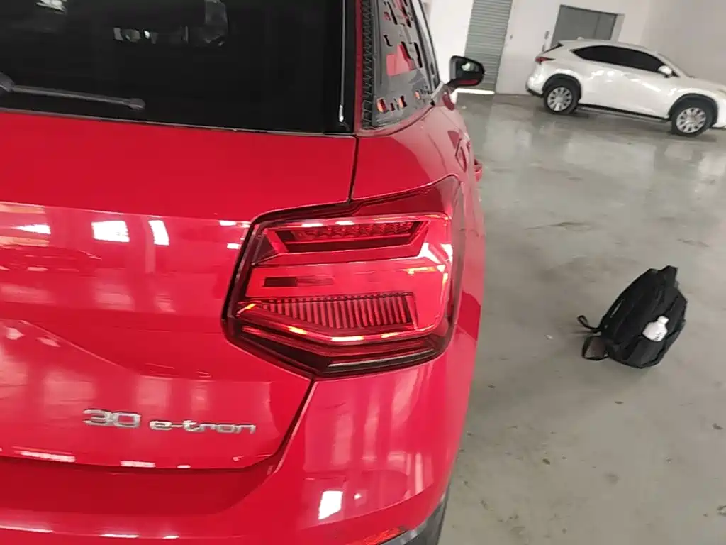 Audi Q2L e-tron 2020 — фото 19