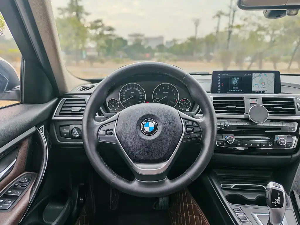 BMW 3 Series 2019 — фото 15