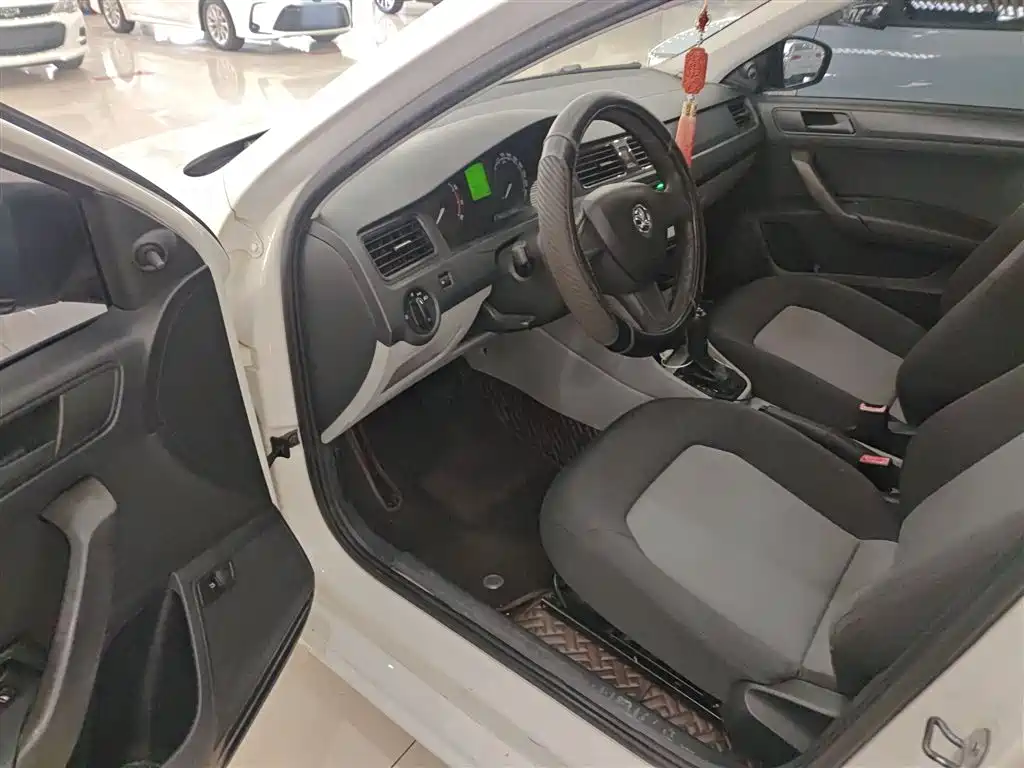 Skoda Rapid 2014 — фото 16