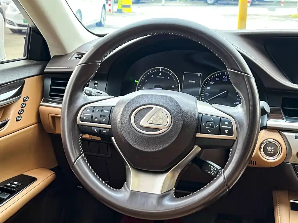 Lexus ES 2018 — фото 9