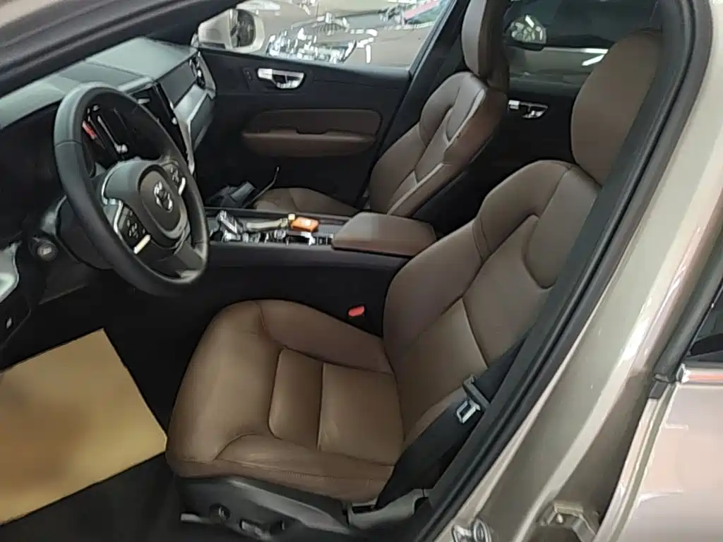 Volvo XC60 2023 — фото 15