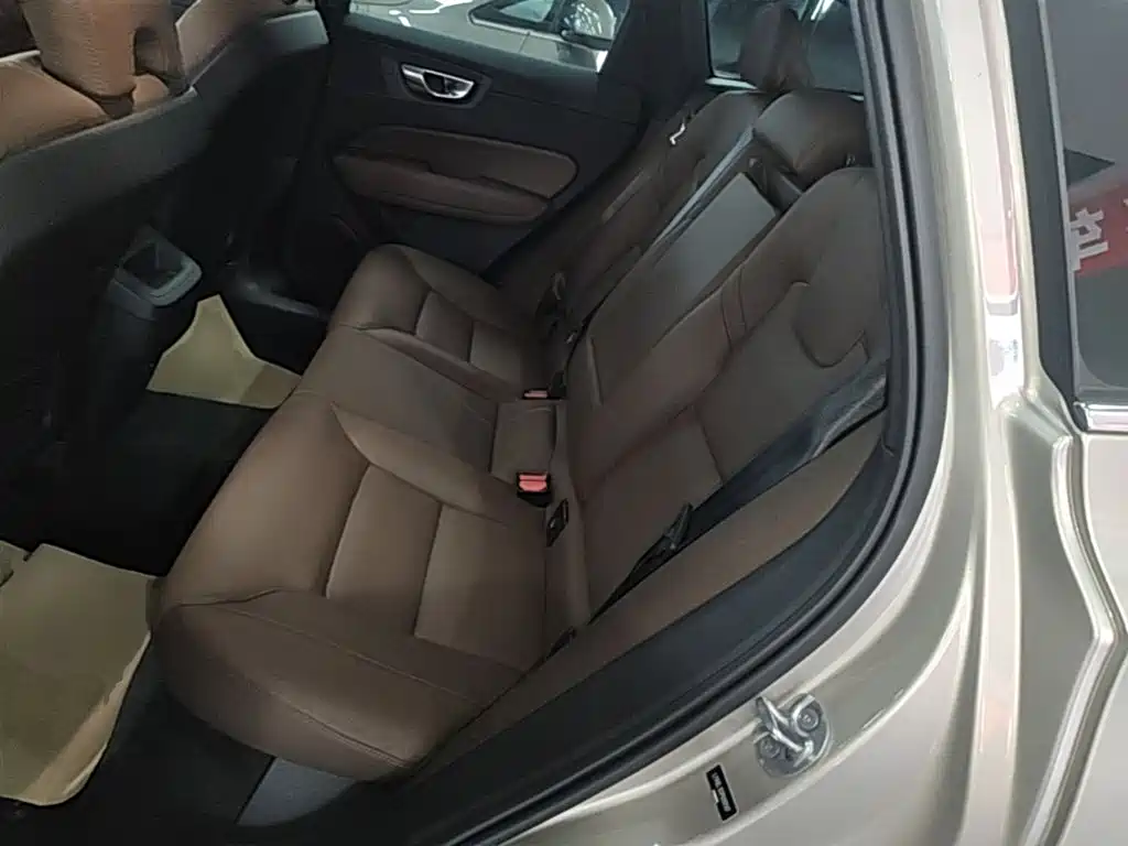 Volvo XC60 2023 — фото 17