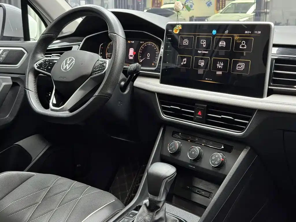 Volkswagen Tiguan L 2023 — фото 10