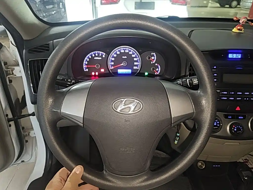 Hyundai Elantra 2014 — фото 11