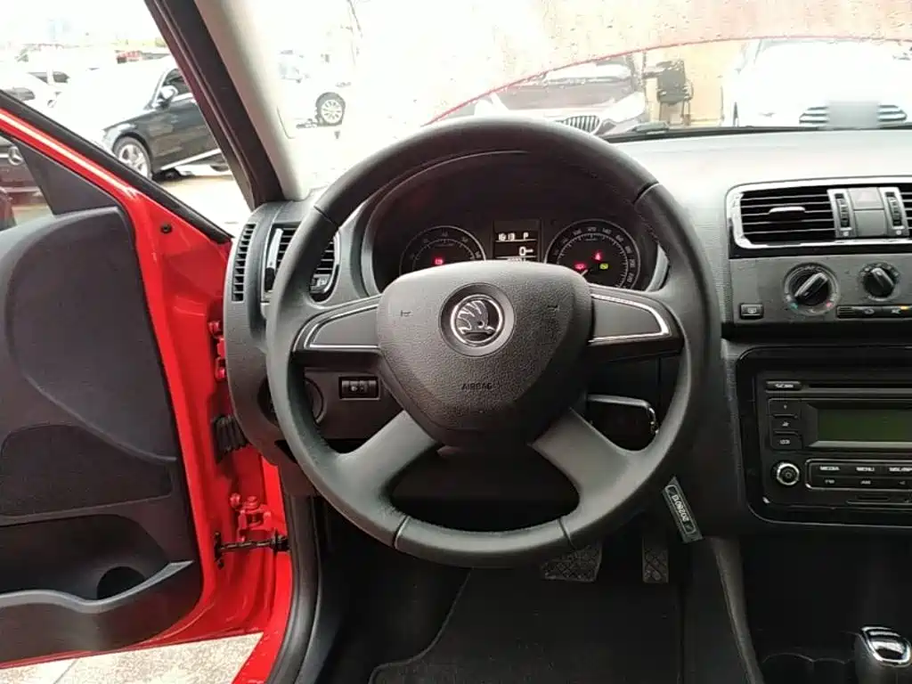 Skoda Fabia 2015 — фото 11