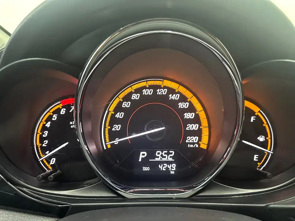 Toyota Yaris L 2022 — фото 18
