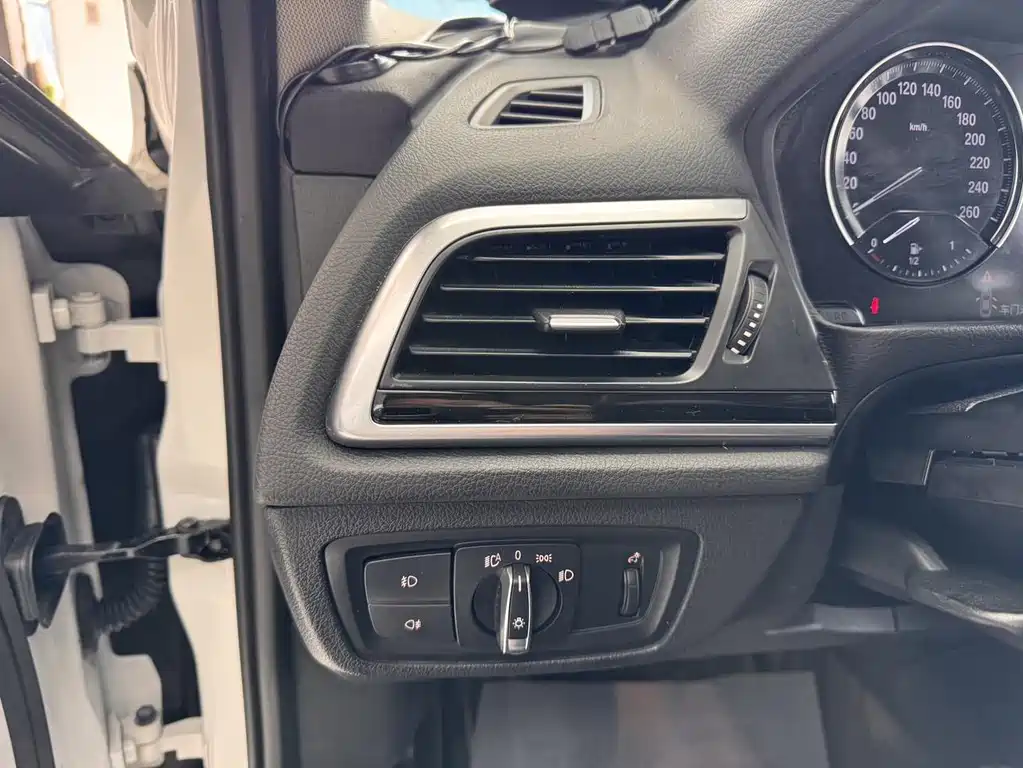 BMW 1 Series 2018 — фото 17