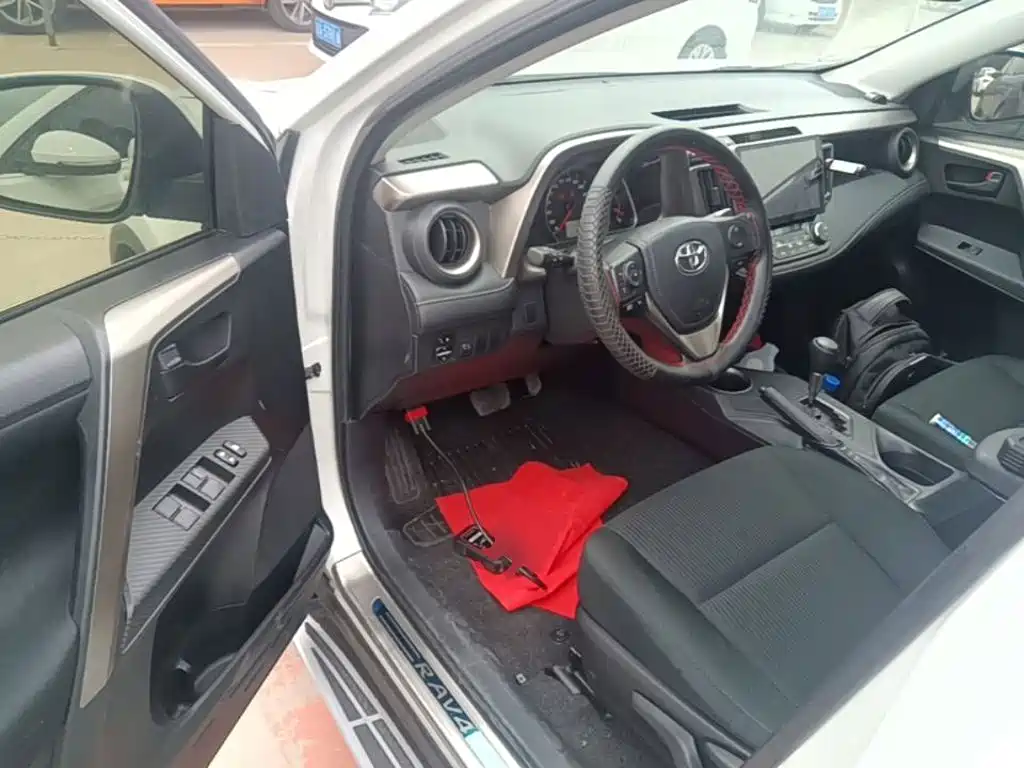 Toyota RAV4 2016 — фото 16