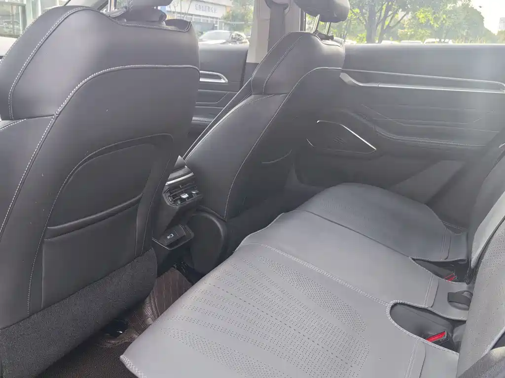 Geely Emgrand 2024