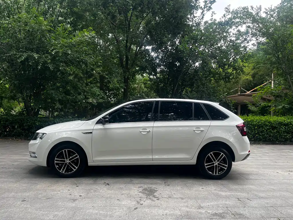 Skoda Rapid Spaceback 2019 — фото 2
