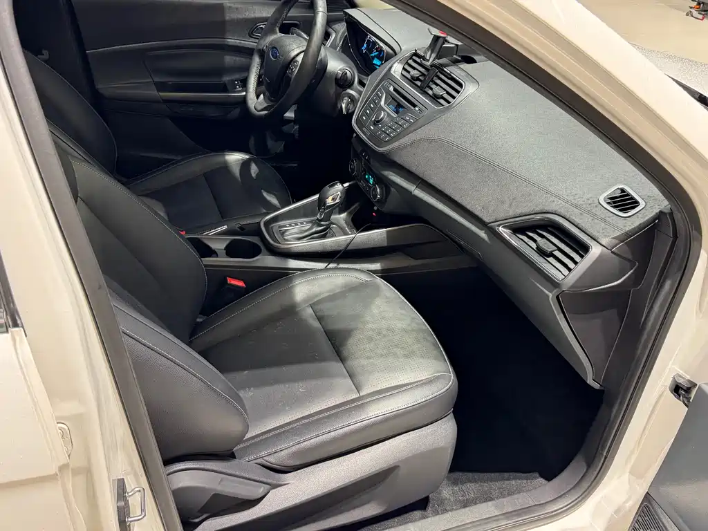 Ford Escort 2015 — фото 16