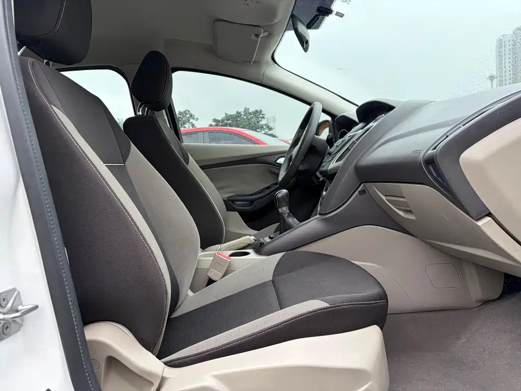 Ford Focus 2014 — фото 12