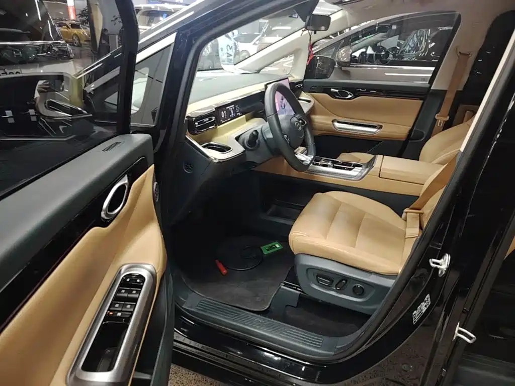 GAC Trumpchi E8 PHEV 2024 — фото 12