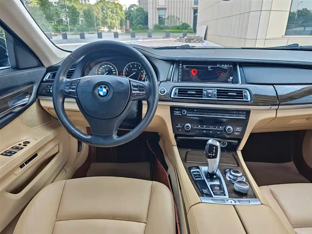 BMW 7 Series 2012 — фото 14