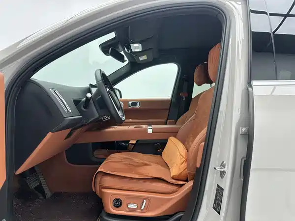 Li Auto L6 2025