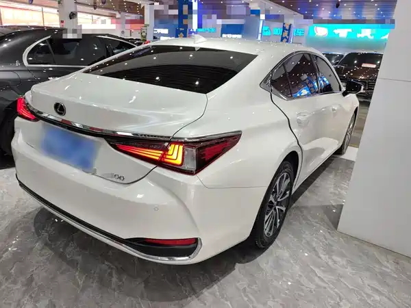 Lexus ES 2024