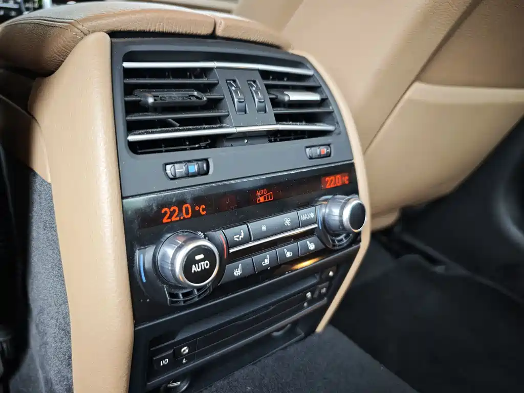 BMW 7 Series 2010 — фото 11