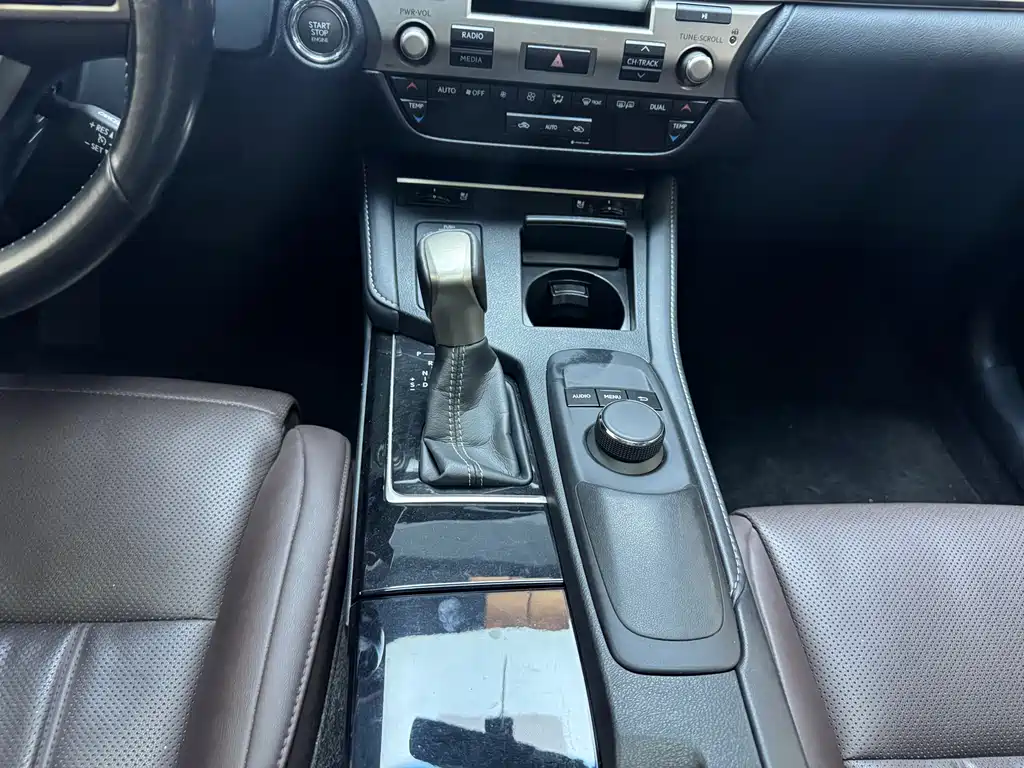 Lexus ES 2018 — фото 13