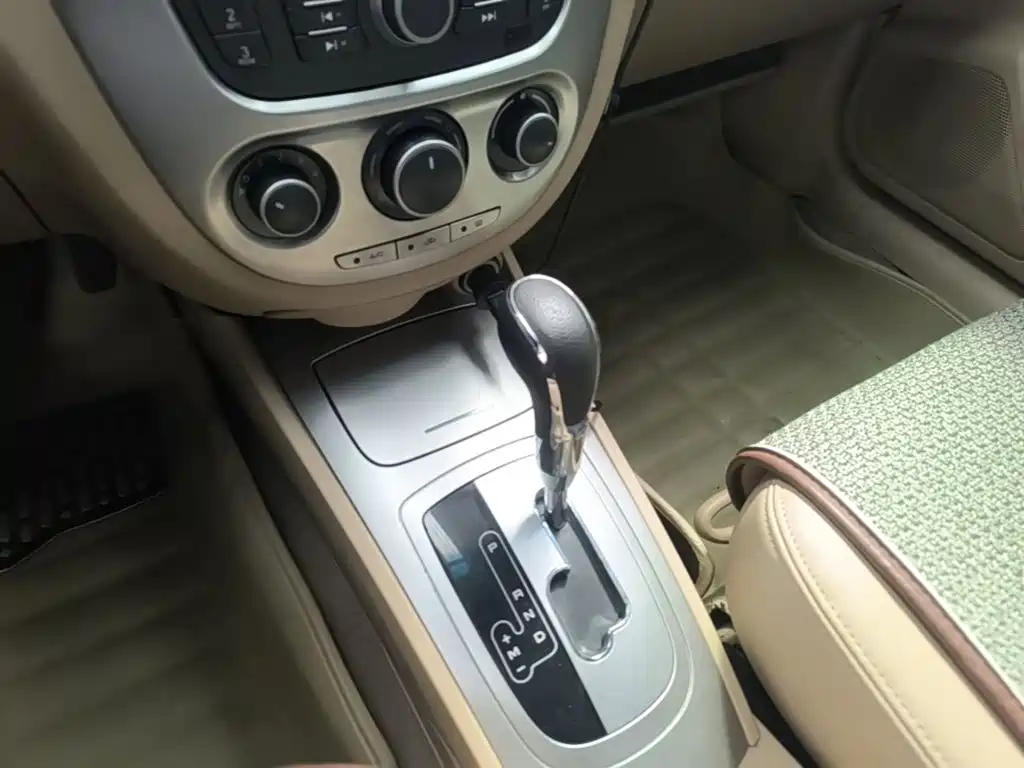 Buick Excelle 2014 — фото 10