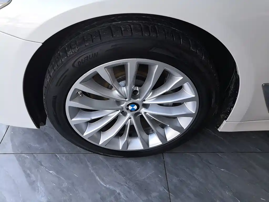 BMW 5 Series 2019 — фото 25