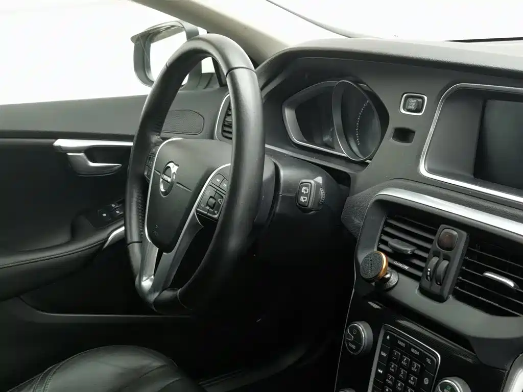 Volvo V40 2018 — фото 22