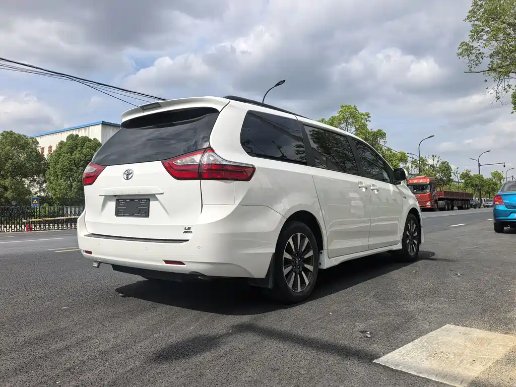 Toyota Sienna 2019 — фото 9