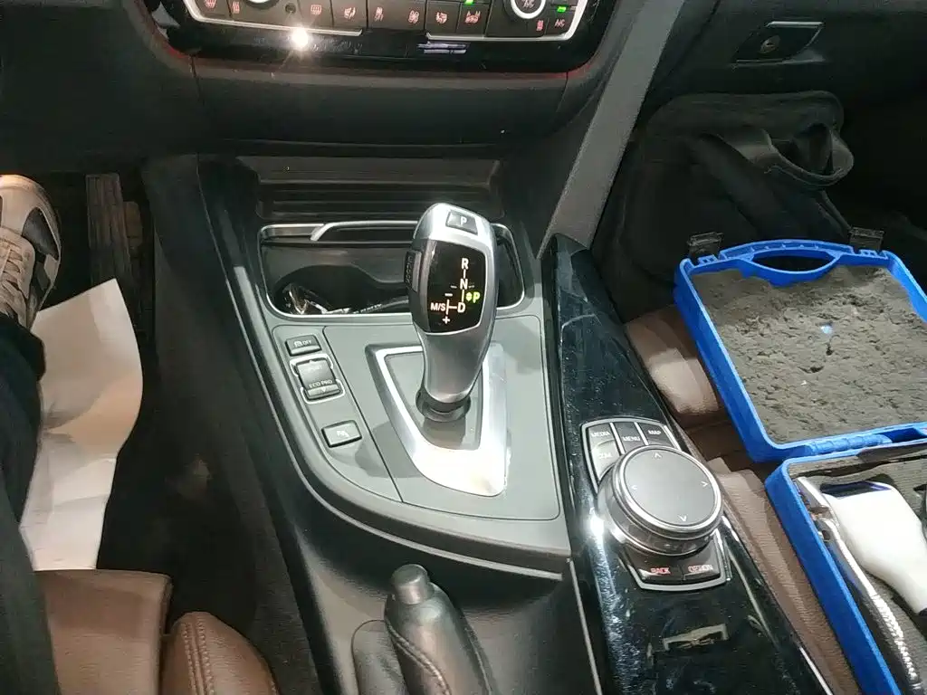 BMW 3 Series 2018 — фото 14
