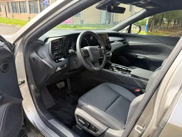 Lexus RX 2025