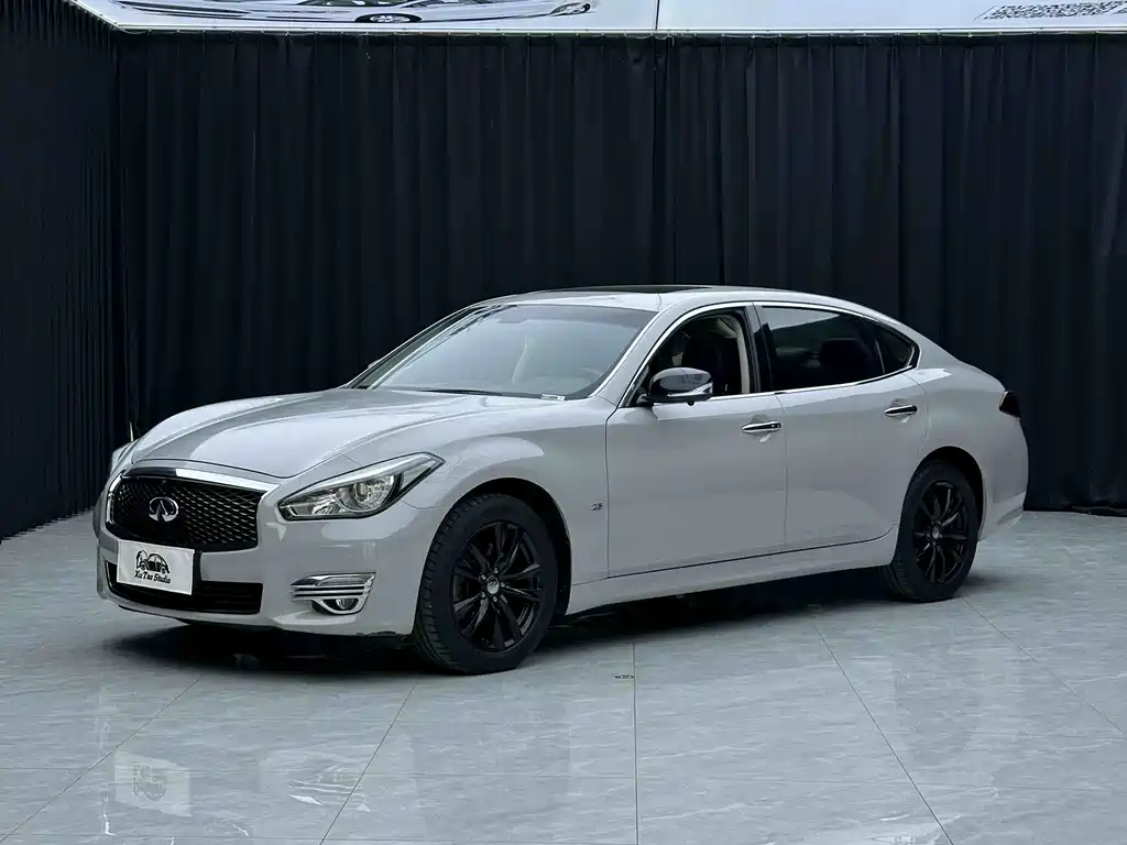 Infiniti Q70 2015