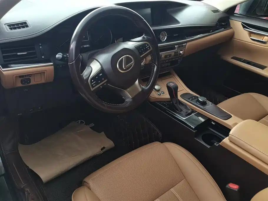 Lexus ES 2017 — фото 12