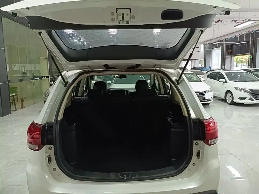 Mitsubishi Outlander 2017 — фото 19