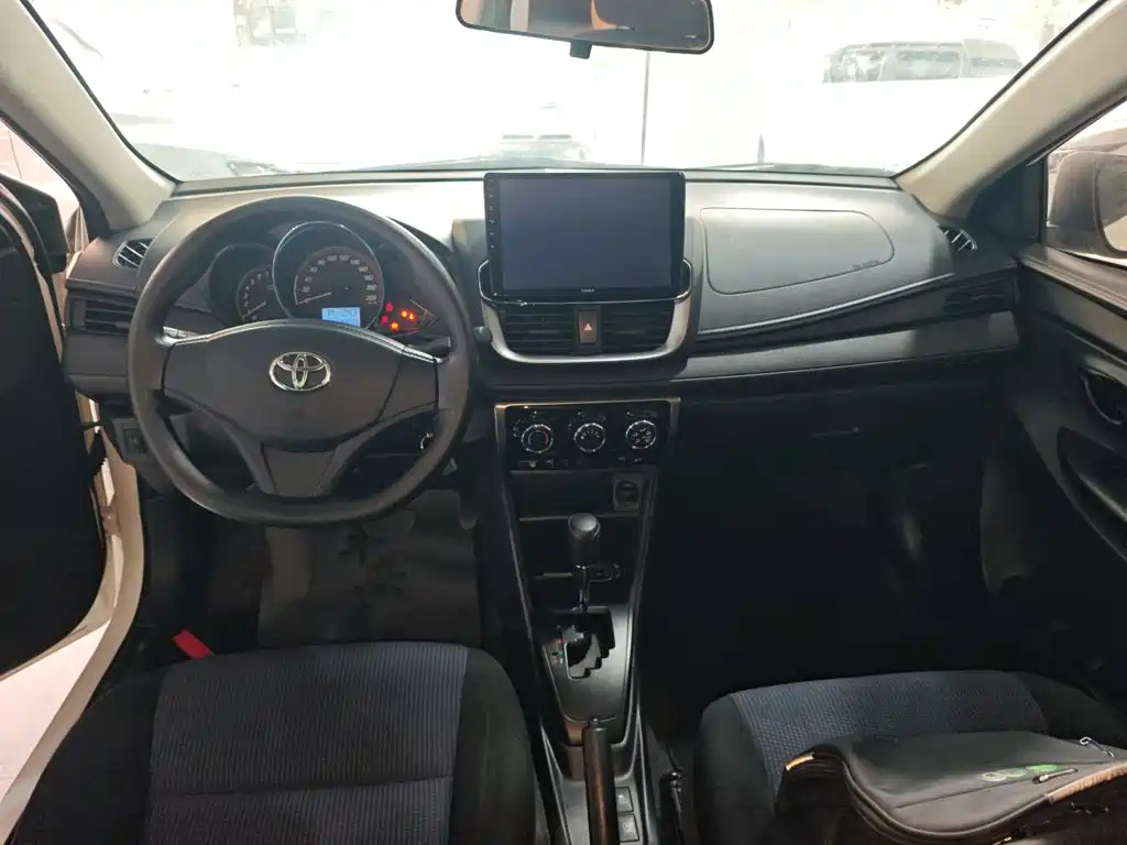 Toyota Yaris L 2021