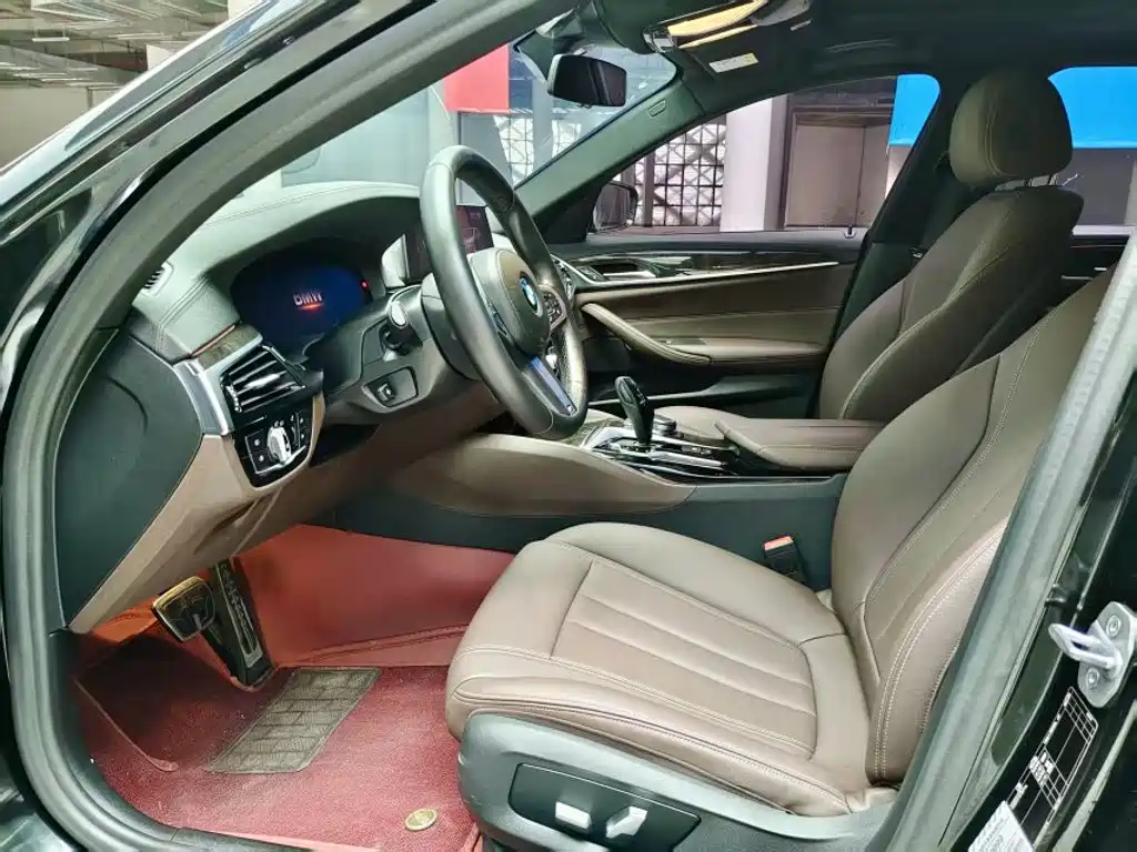 BMW 5 Series 2019 — фото 13