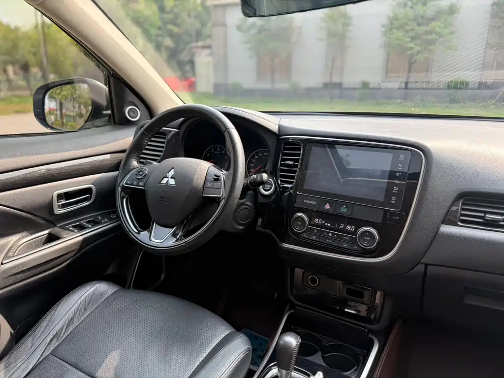 Mitsubishi Outlander 2018 — фото 11