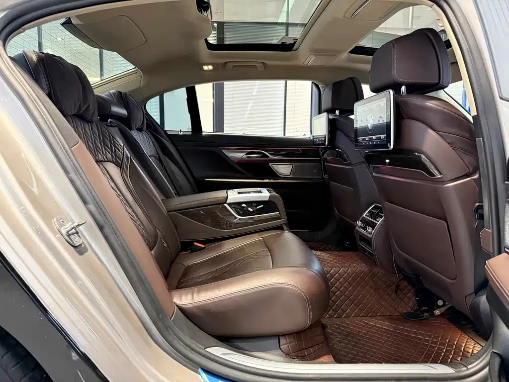 BMW 7 Series 2019 — фото 12